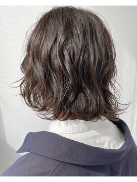 ユノ(juno) ミディアムパーマ センターパート (シルバーカラー)