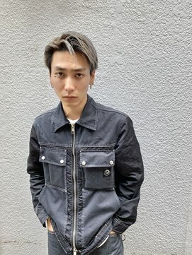 ノラ シブヤ(NORA) メンズハイトーンアッシュシルバー×かき上げアップバング