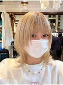 顔まわりレイヤーウルフカットハイトーンホワイトベージュ