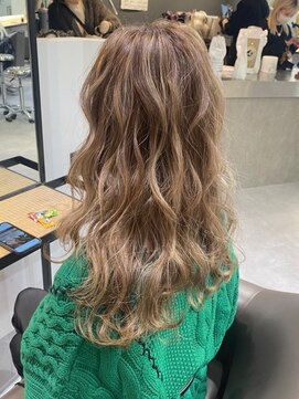 ベレーザ 渋谷(BELEZA) 2505外国人風カラー艶感波巻き外ハネ栗色マロンブロンドヘア