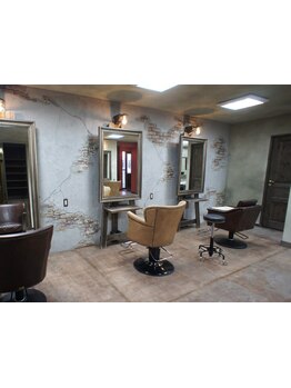 《リラックスできる癒しサロン＊》アンティーク調のインテリアでシャビーシックに統一されたおしゃれ空間♪