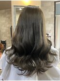 透明感のあるオリーブグレージュです。