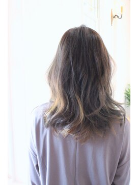 ココロヘアー マド(Cocolo hair MADO) マットアッシュ｜インナーカラー/ゆるふわロング/20代/30代/40代