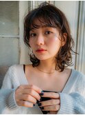 大人っぽく仕上がる個性的ミディアムウルフ