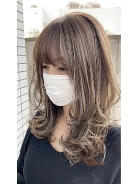 クローニー(Crony) ホワイトブロンドハイライト×ハイレイヤー