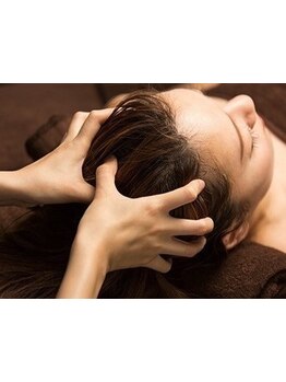 髪の美しさは頭皮から。心地よい癒しと潤いあふれる髪へ導く、眠れるヘッドスパで特別な時間をお届けします