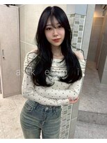 アケミ(akemi)&nbsp;くびれレイヤーで横顔美人に♪暗髪でも重くないロング