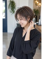バグズ(Baguz)&nbsp;40代50代白髪ぼかしハイライト丸み耳掛けショートボブ