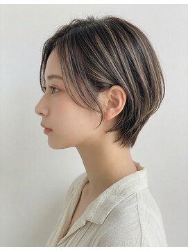 アプリール 北見(Aprire) レイヤーショートボブハイライト小顔外ハネスタイルグレージュ