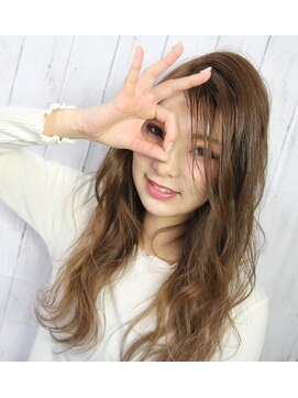 アッシュヘアー ふんわり軽いシアーベージュレイヤースタイル