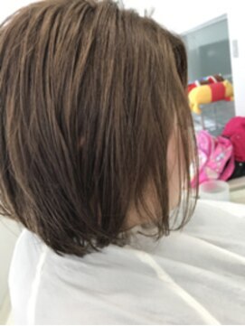 リアリズム(reaRism) くせを活かした前下がりボブ＆ミルクティグレージュ