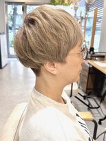 グラッシー センター北店(GLASSI)&nbsp;【ブリーチで白髪をぼかす】ホワイトベージュ★刈り上げマッシュ