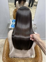 癖が気にならない方、以前矯正で癖を伸ばした方にオススメ。メンテナンスメニューの美髪エステになります。