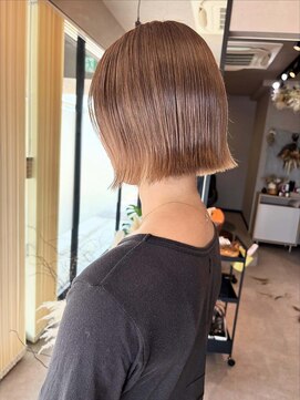 イロ(ilo) 外はねボブ/白髪ぼかしブリーチ/ベージュカラー