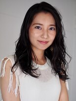 エラ(ELLA)&nbsp;ゆるパーマとダークカラーでセクシーな大人ヘア