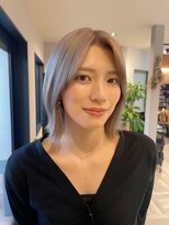 エミール(Emiile)&nbsp;ホワイトグレージュ×切りっぱなしボブ