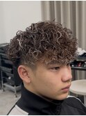 スペインカール　ツイストスパイラル眉カットメンズパーマ