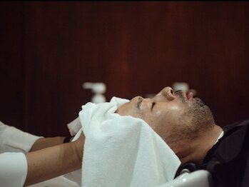 バーバーバー(BAR BER BAR)の写真/気持ち良いのは当たり前。デスクワークで硬くなった頭皮を丁寧に解き、仕事への活力をチャージする。