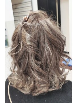 ヘアースタジオ ジェイワン(hair studio J ONE) ホワイトミルクティ白髪染めブリーチオンカラー脱白髪染めカラー