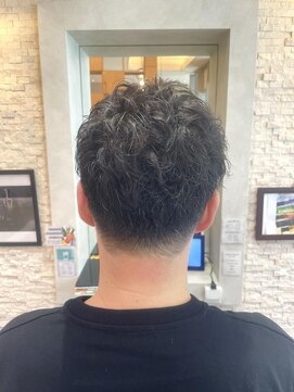 ヴィサージュプラス(VISAGE plus) トップに動き、襟足スッキリ。洗練メンズスタイル