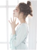 おくれ毛たっぷり高めのシニヨンスタイル！