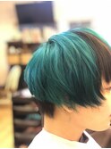 ターコイズブルー×黒ライン×刈り上げマッシュ