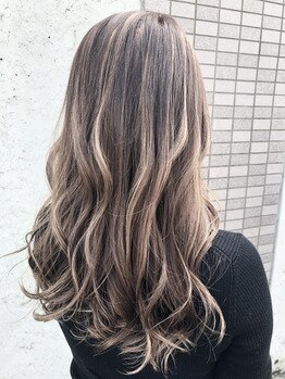 レーヴ(Reve)の写真/白髪ぼかしハイライトで透明感を演出！白髪染めではない大人のヘアカラー♪