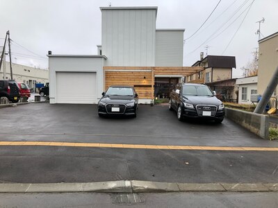 このような感じで車庫にかからないように駐車してください