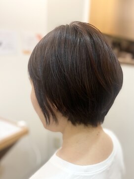 フリージア(freesia) 30代40代50代/艶髪ショート/秋カラー