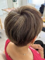 レヴィア(REVIA)&nbsp;レディース白髪ぼかしショートスタイル