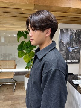 サーリー(SURLY) フェザーパーマセンターパート前下がりカットソフト刈り上げ