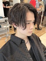 フィフス 原宿(fifth)&nbsp;センターパートツイストスパイラルパーマ刈り上げ韓国コンマヘア