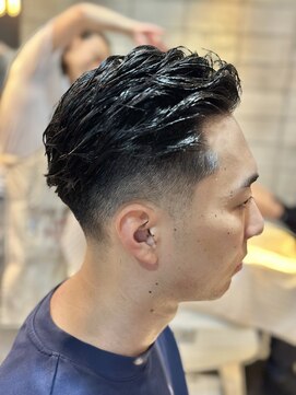 フランクスバーバー アンド ビアークラブ(FRANK'S BARBER and BEER CLUB) ツーブロックバーバーローフェードスリックバック束感ショート