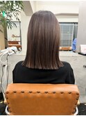 鎖骨ミディアムストレート グレージュカラー