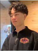 スパイラルパーマ 強めパーマ センターパート 眉カット 束感