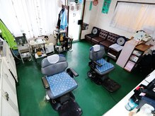 理容原の雰囲気（椅子2台の小さな空間です）