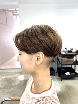 メモリーズ 表参道(Memories) 大人フェザーショート刈り上げショート30代40代50代白髪ぼかし