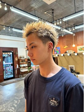 エディ(Edy) スクエア刈り上げスパイキーショートブロンドテーパーフェード