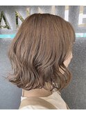 《ツヤと柔らかさのあるヌーディーベージュ》