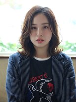 ビーワールド(B WORLD)&nbsp;アンニュイなカールでつくるミディアムスタイル