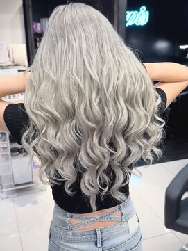 エミーバイモアムー(Emmie byMoremuu) 【埼玉ギャルの救世主】ホワイトシルバー