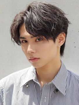 エイド 渋谷(aid) ソフトツイストセンターパート無造作アップバングツーブロック