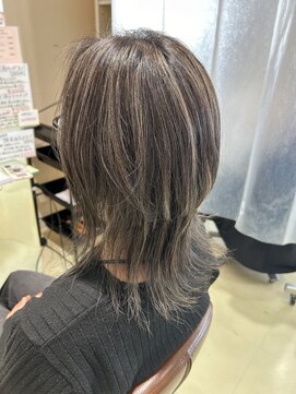 アズール 草加(azule) 白髪ぼかしハイライト ベージュ ミディアムレイヤー