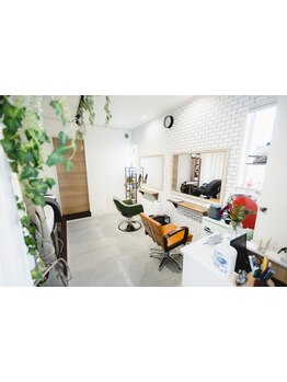 少人数サロンだからこそできる丁寧なカウンセリングと高い技術力で、髪のお悩みを解決へと導きます☆