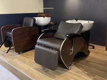 ストーク(stoke)の雰囲気（シャンプーブースは照明を控えめにして落ち着いた空間に。）