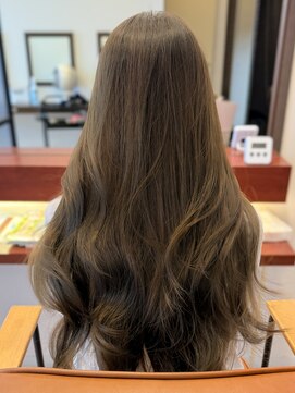 マーリャヘアー(mallia hair) やわらかい質感のウェーブ×艶カラー