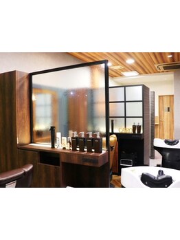 お客さん同士が気にならない半個室×少人数の空間…♪髪のお悩みやスタイリング方法など気軽に相談＊