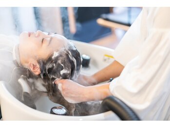 ルシードスタイル バレッタ(LUCIDO STYLE BARRETTA)の写真/【長浜】思わずウトウト…お疲れのアナタに至極のご褒美タイム♪汚れを落として髪も頭皮も気分もスッキリ！