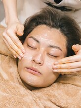【Q6】肌が汚いので見せるのが恥ずかしいですが、行っても大丈夫ですか？また、毛穴洗浄は痛いですか？