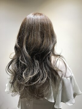 ニルバ(niLva) nilva新宿／束感ハイライトグレージュ 無造作ウェーブ[山村麻悠]